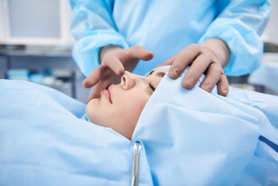 Intervention de rhinoplastie à la clinique esthétique rive droite paris étoile