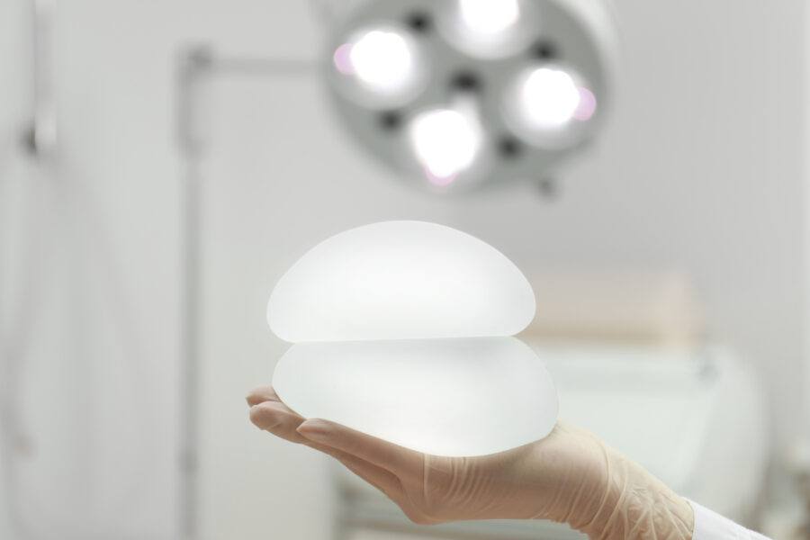 Implants mammaires intervention chirurgicale clinique esthétique