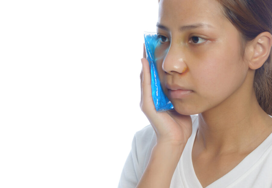 Application glace sur oedème visage