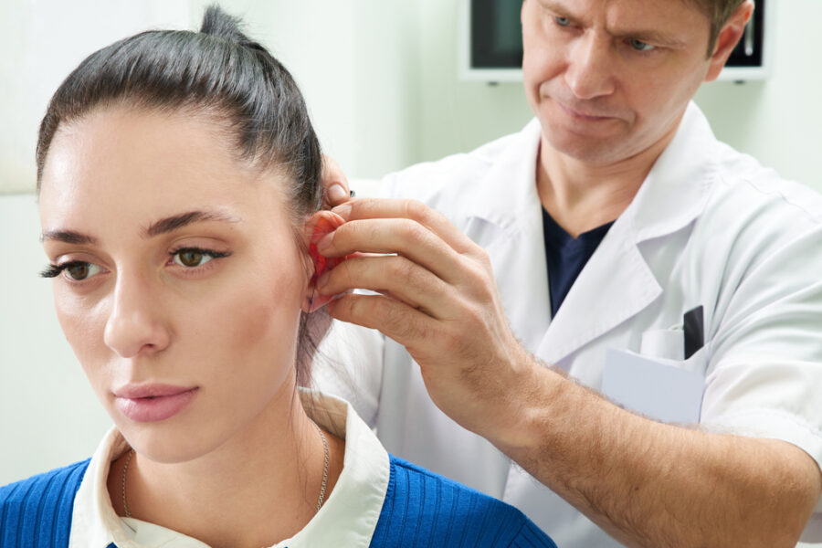 Implant pour recoller les oreilles