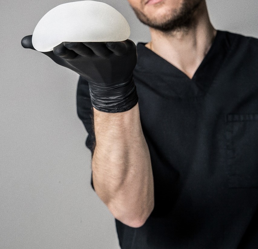 Retrait d'implants mammaires pour réduire la taille de la poitrine