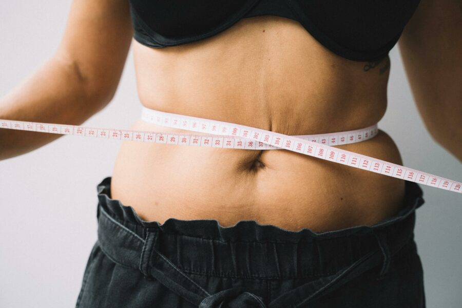 Traitement du relachement cutané de la peau du ventre avec le lifting sans chirurgie