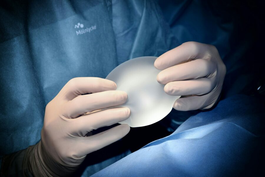 Augmentation mammaire par pose d'implant pour corriger une asymétrie mammaire